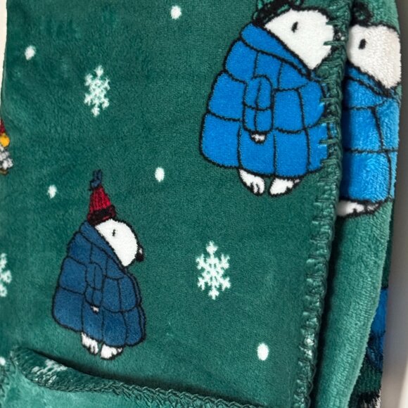 Peanuts Winter Reversible decorative Throw | Puffer Jacket Snoopy green blanket - Picture 2 of 6